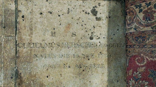 Die Grabplatte Wilhelm Herschels in der St. Laurence Kirche in Upton (Slough), Foto: Remondo Dubbke